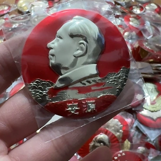 三***宝其他普通金属圆形红色人物像章