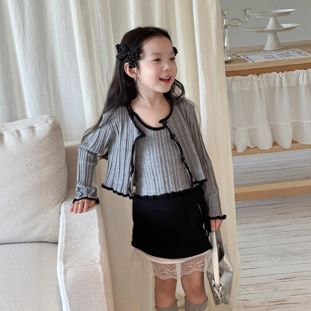 小思家女童2025秋韩系撞色木耳边针织开衫+灰吊带开衩半身裙套装