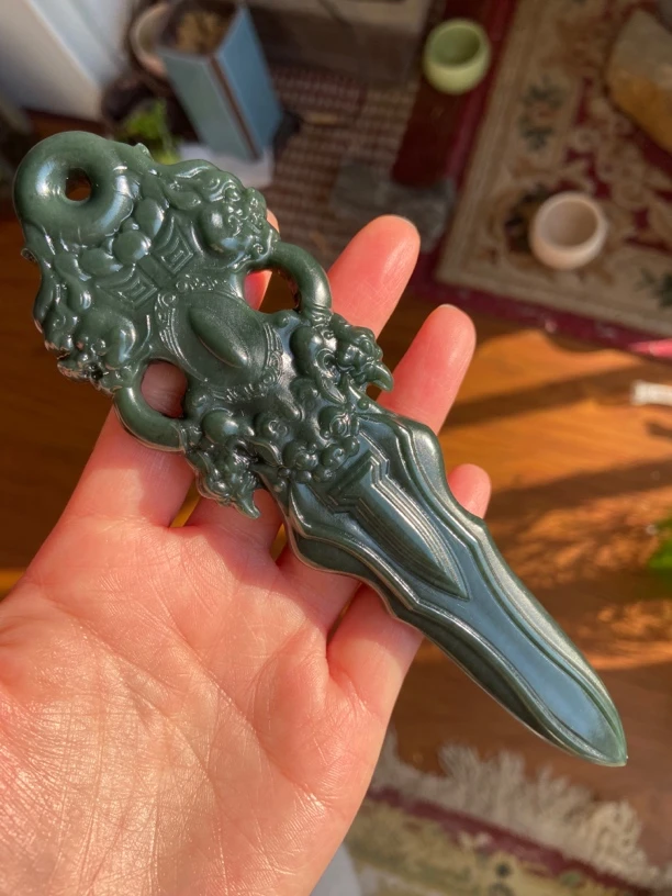 和田玉纯色双面精雕仿古兽大宝剑摆件复古剑手把件