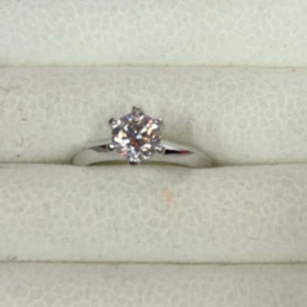 铜合金戒指 25570 单颗六爪白色石戒指 银色底