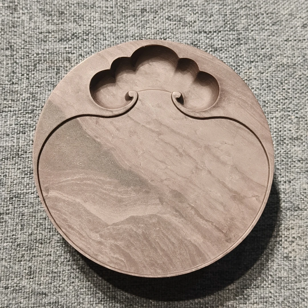 老坑洮砚，喇嘛崖老坑鸊鷉血小圆如意砚，尺寸8.8*8.8*2厘米