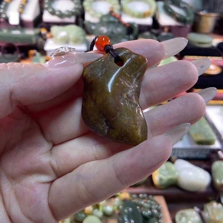 颈饰未镶嵌岫岩河磨玉（透闪石质玉）