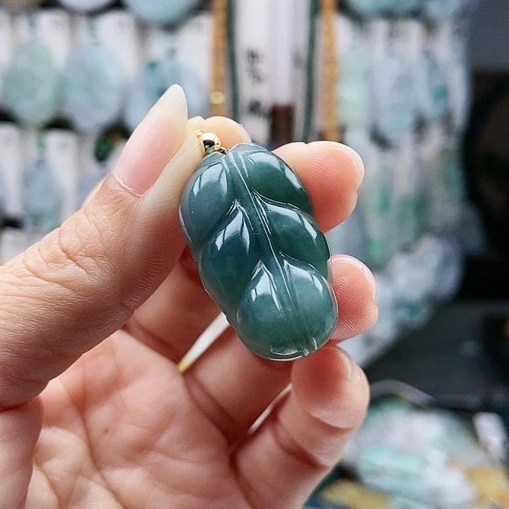 颈饰足铂镶嵌翡翠翡翠