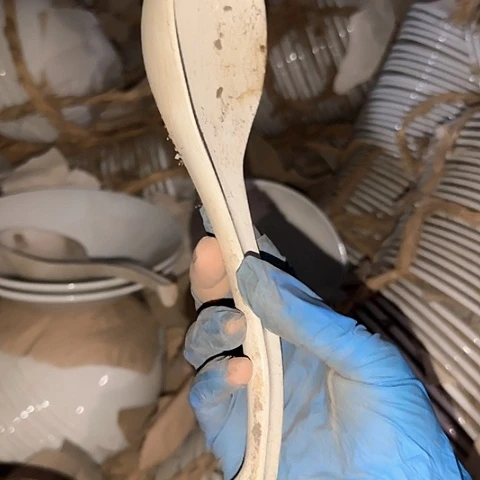 瓷片粗瓷粗瓷煤烧痕迹明显