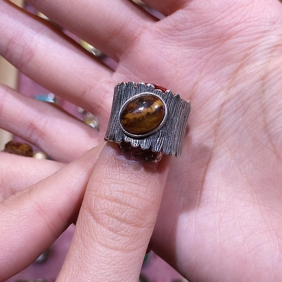 琥珀戒指银S925镶嵌是***秦戒指