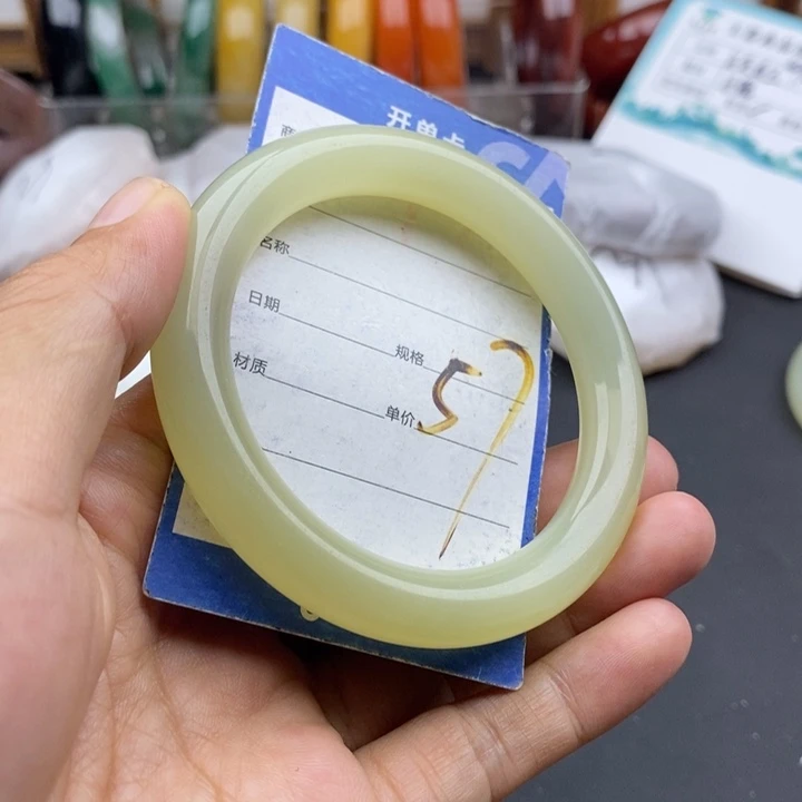 未镶嵌手镯石英质玉