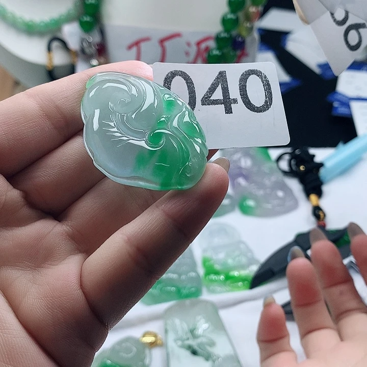 翡翠未镶嵌吊坠(赠链)