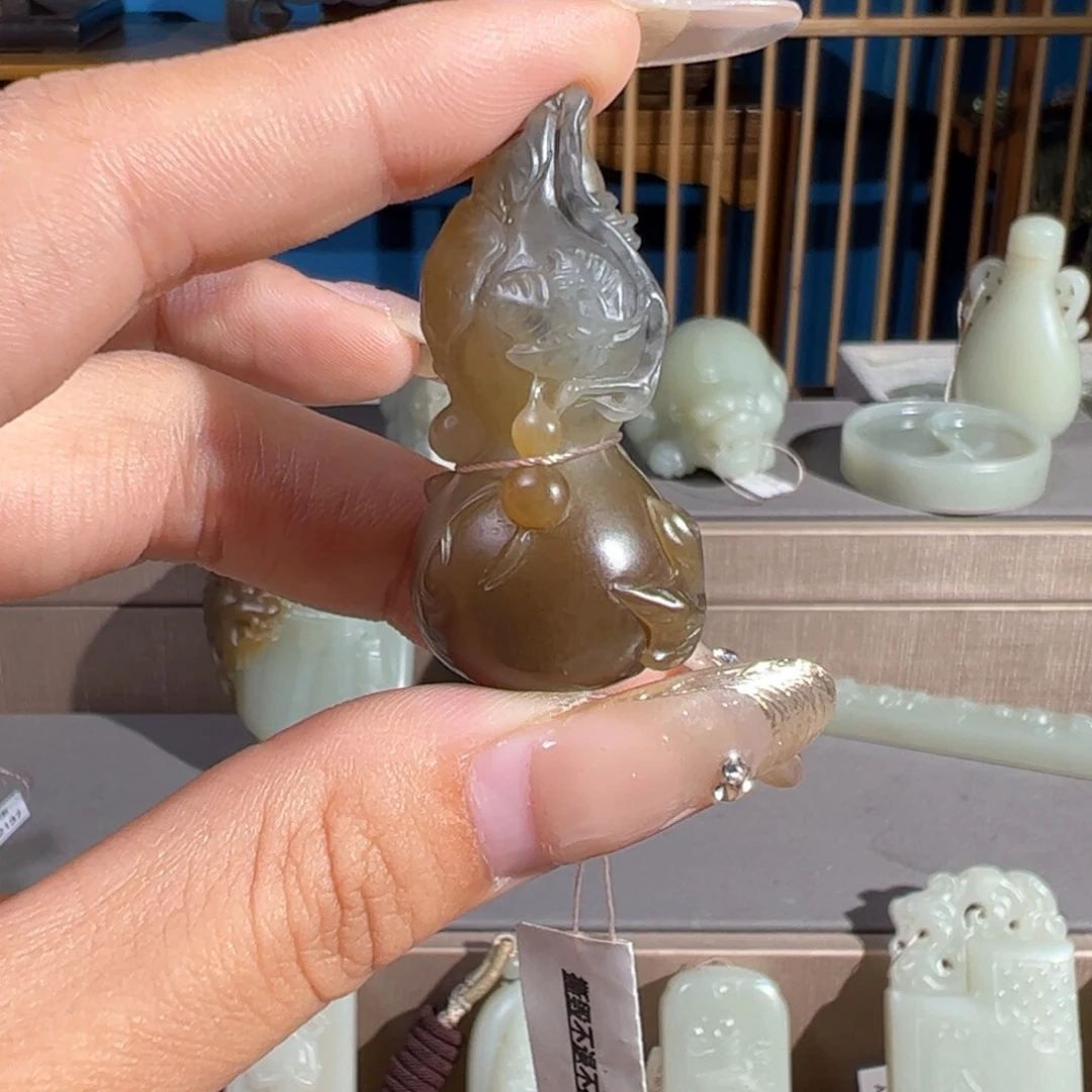 有***许颈饰未镶嵌和田玉（糖玉）