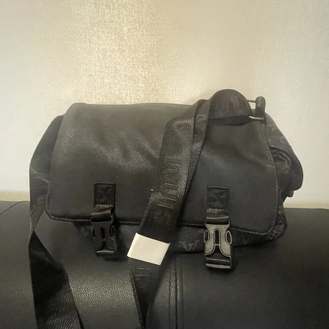 单肩斜挎包邮差包韩版潮流斜跨包黑色方形斜挎包单肩