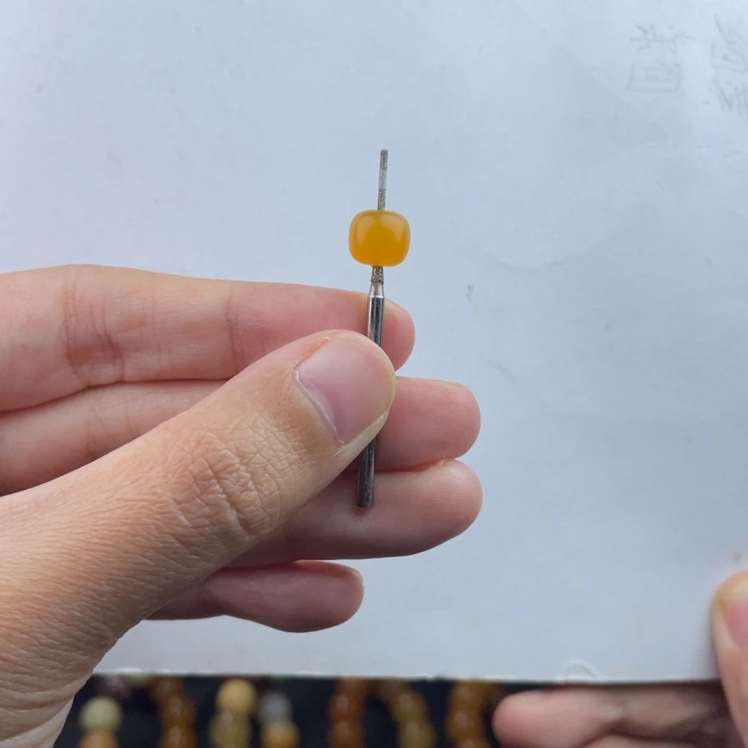 不***娃石英质玉（缅黄）未镶嵌颈饰