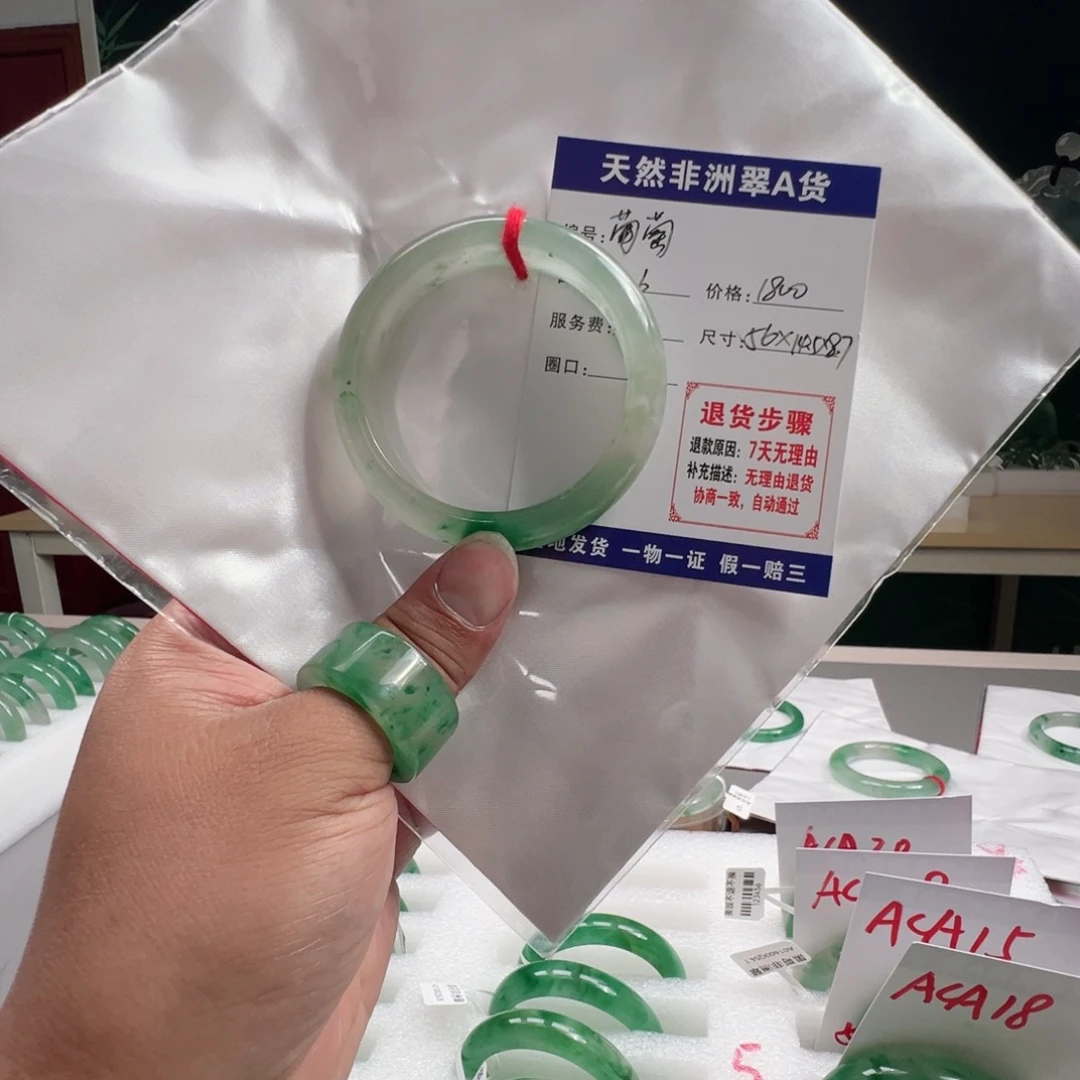 葡***瓜石英质玉手镯未镶嵌