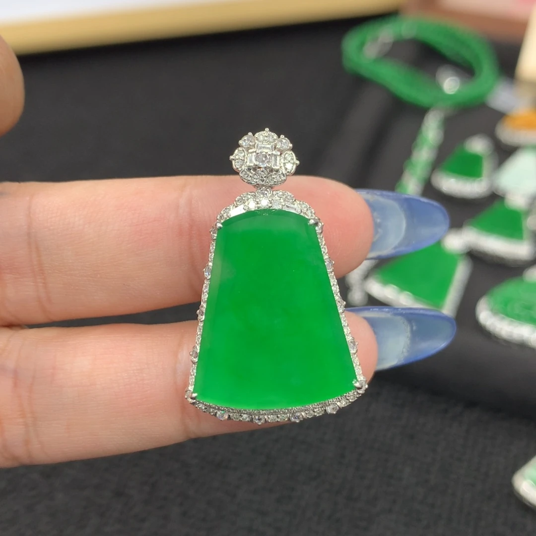 颈饰18K金镶嵌翡翠无事牌