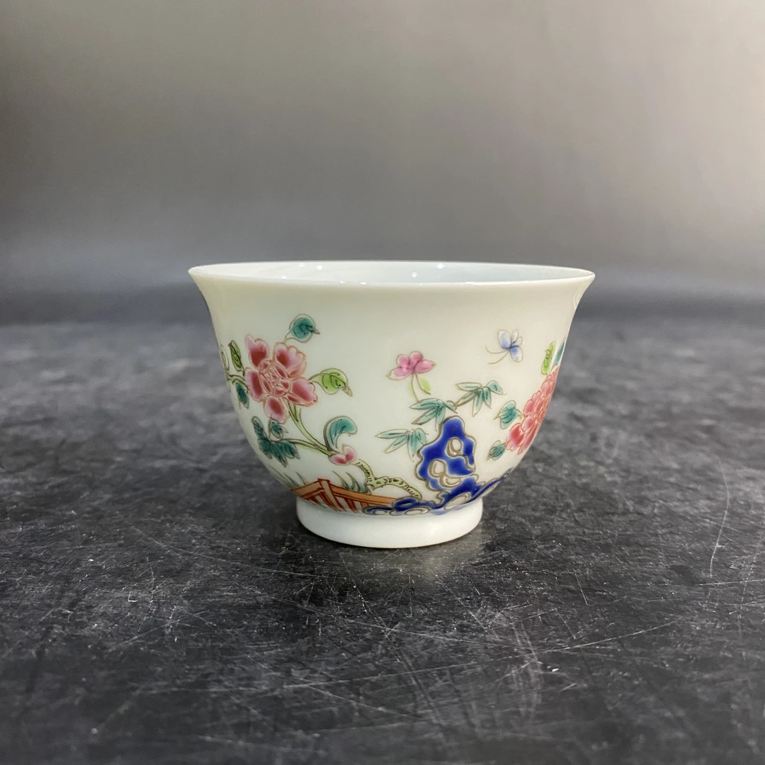 3726 粉彩洞石花卉纹压手杯一对