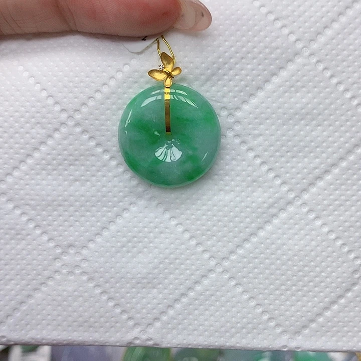 颈饰18K金镶嵌翡翠