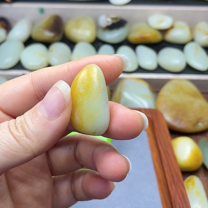 小***强和田玉未镶嵌颈饰