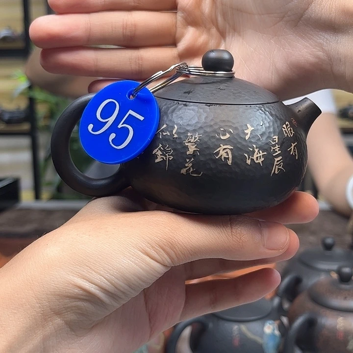 125毫升微微瑕纯手工锤纹刻填西施壶