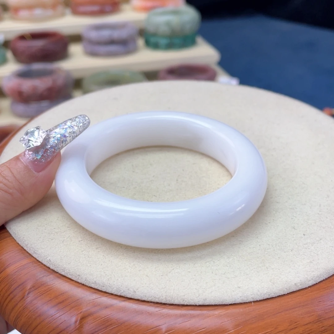 你***齐石英岩玉未镶嵌手镯