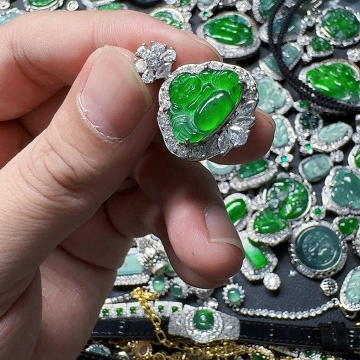 翡翠颈饰未镶嵌天然A货翡翠放漏