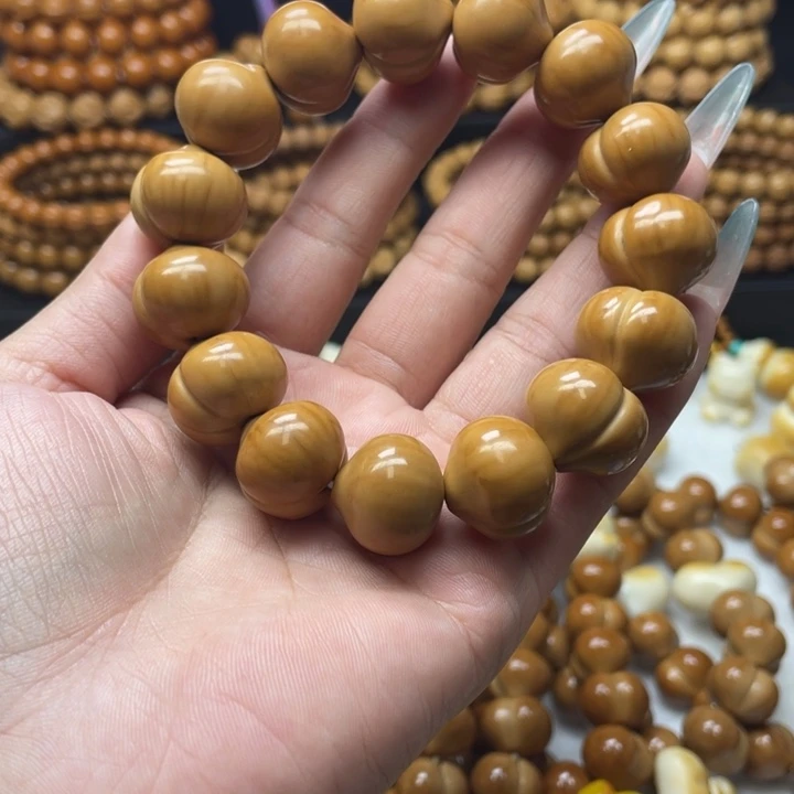 C***:猴头核桃吊坠微瑕大屁桃