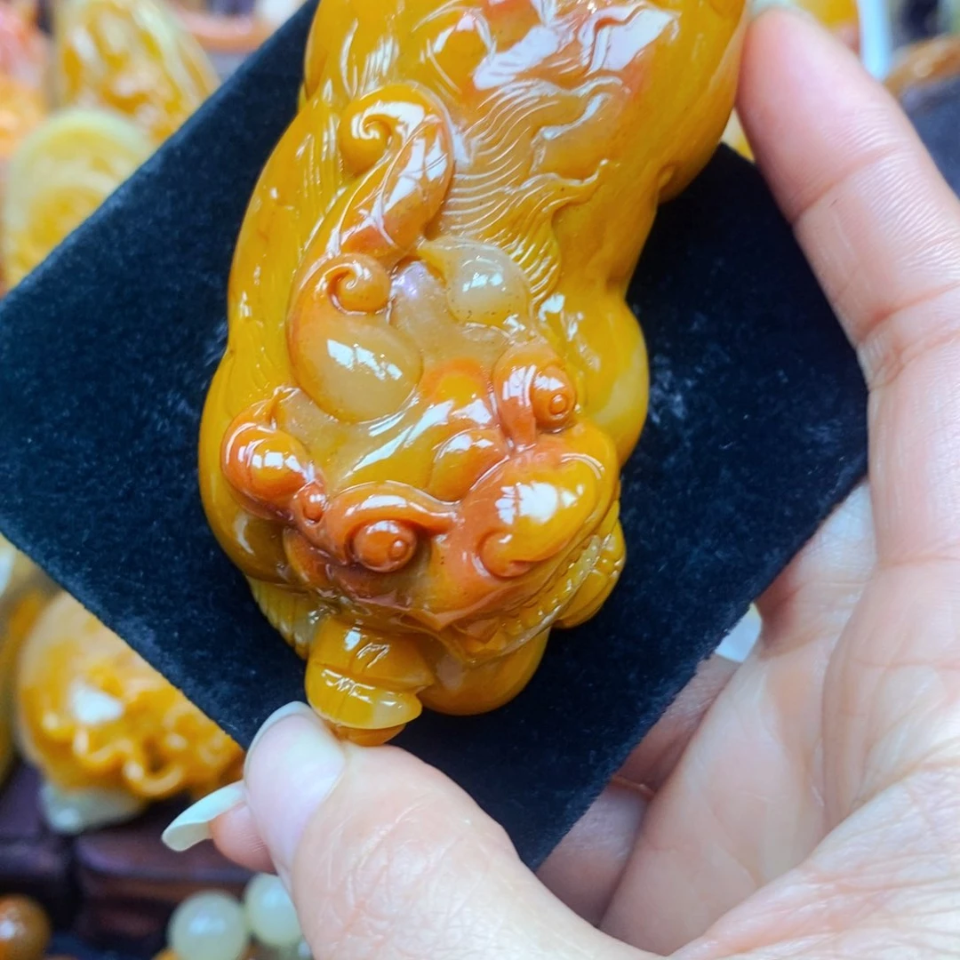 未镶嵌石英质玉（黄龙玉）颈饰