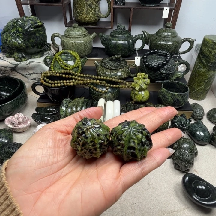 蛇纹石玉未镶嵌把玩件西瓜绿核桃把玩件