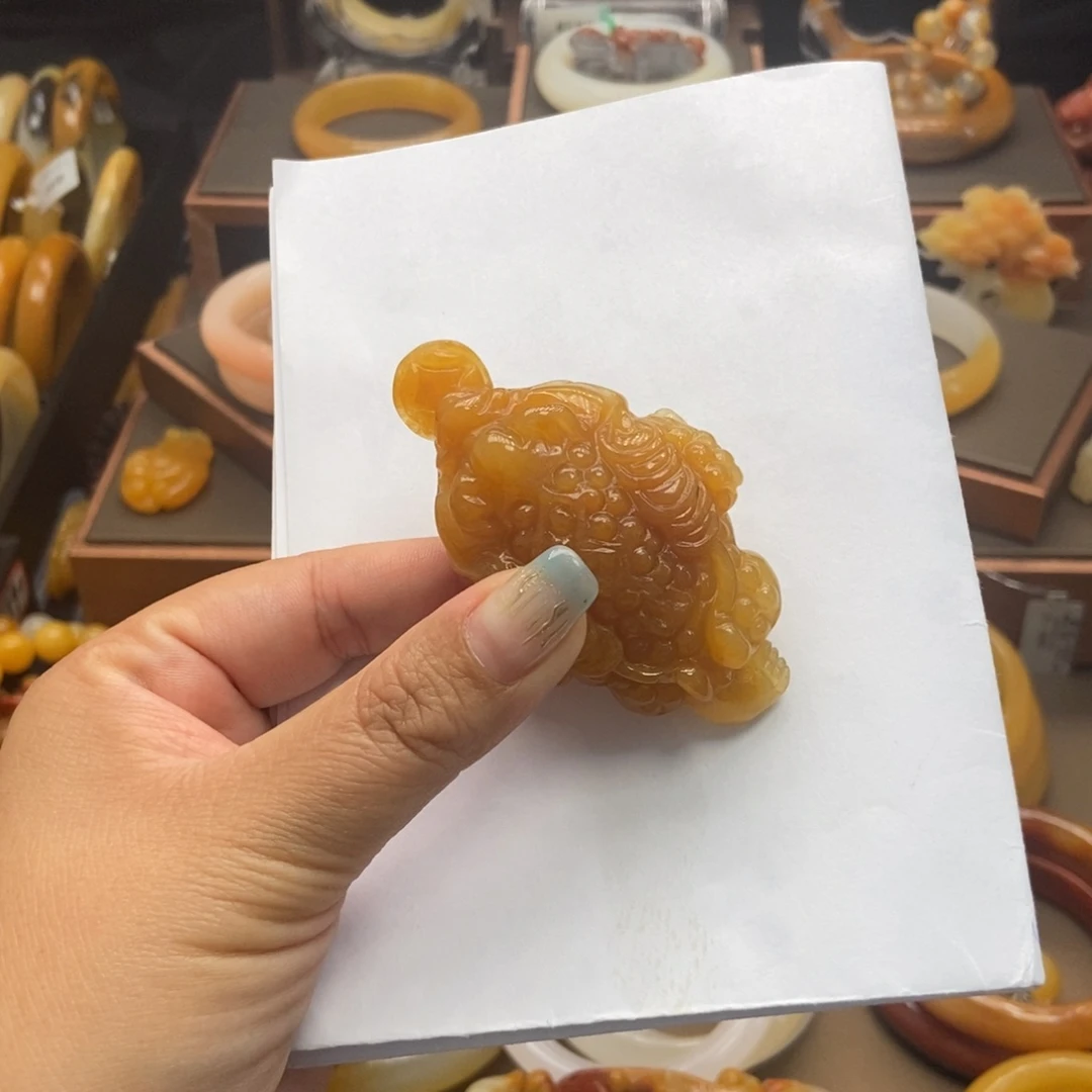 曙***光石英质玉（黄龙玉）未镶嵌颈饰