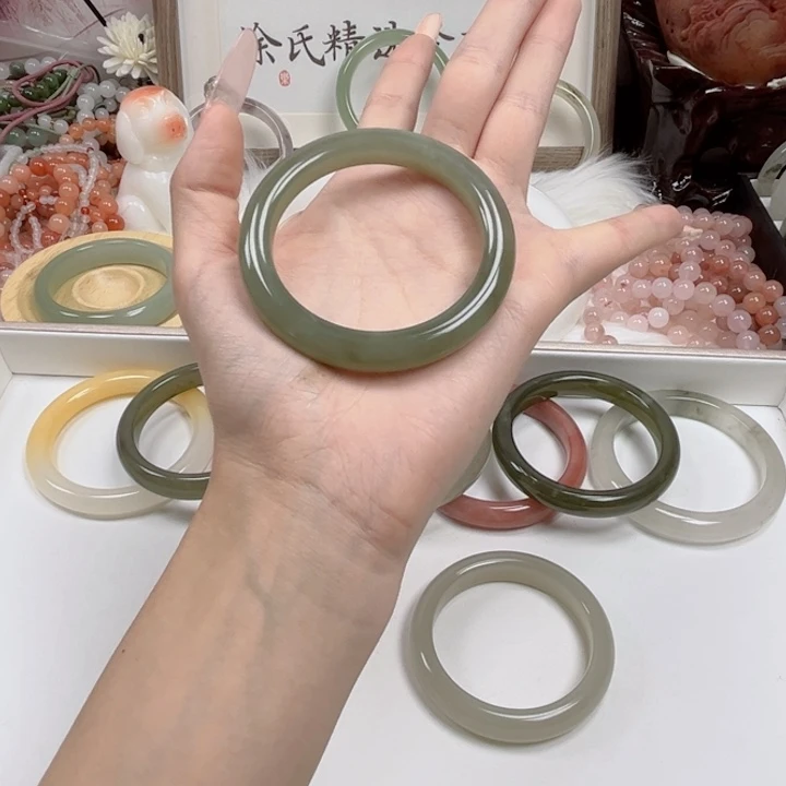 未镶嵌手镯石英质玉巧**块