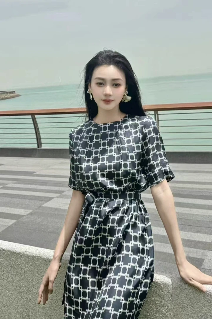 100桑蚕丝中长款连衣裙常规短袖圆领宽松连衣裙正常袖胖瘦都能穿