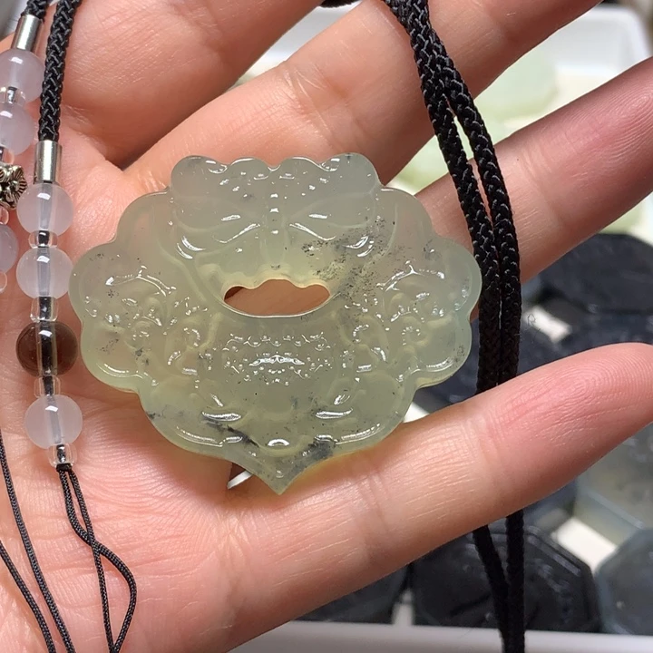 蛇纹石玉未镶嵌颈饰