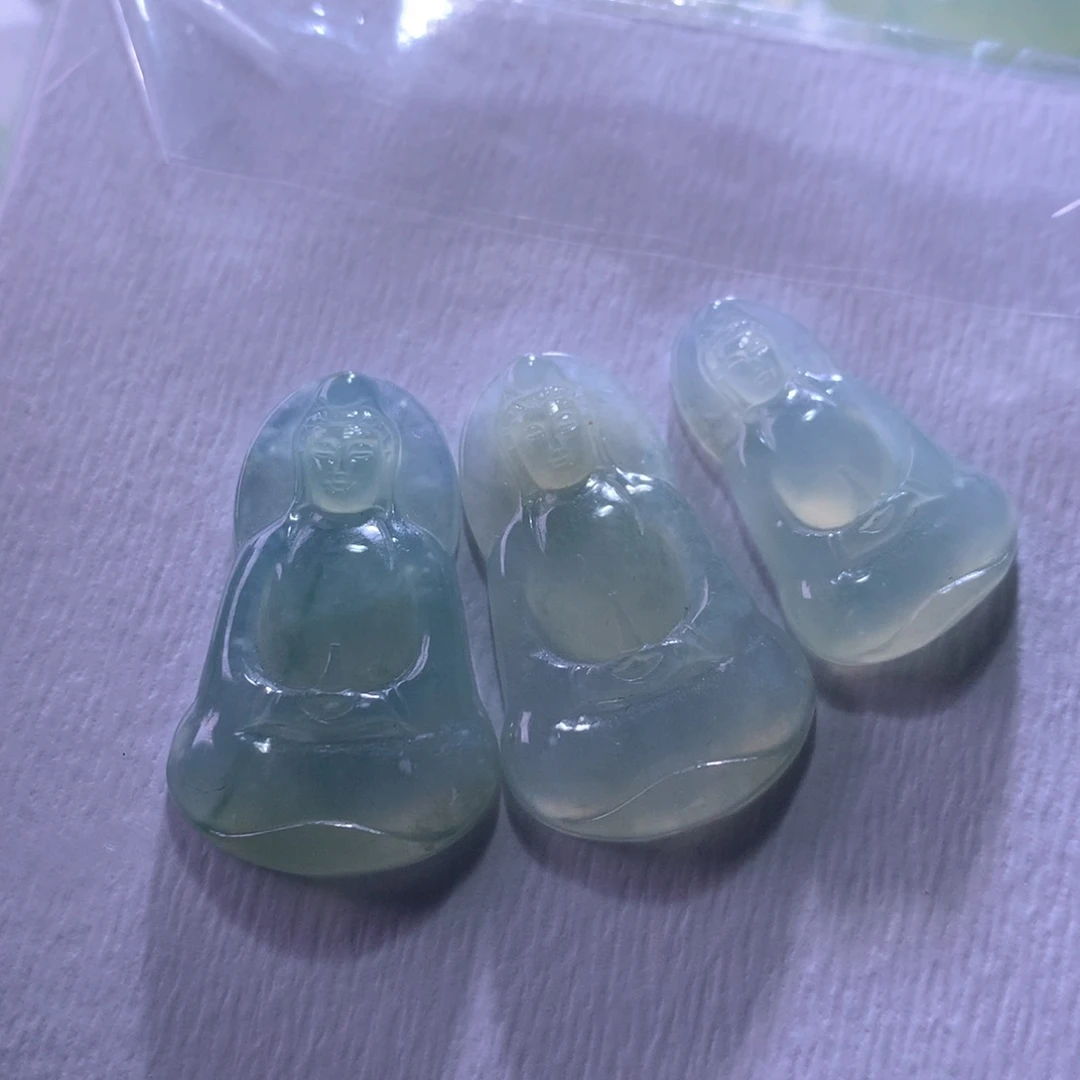 翡翠未镶嵌颈饰一手