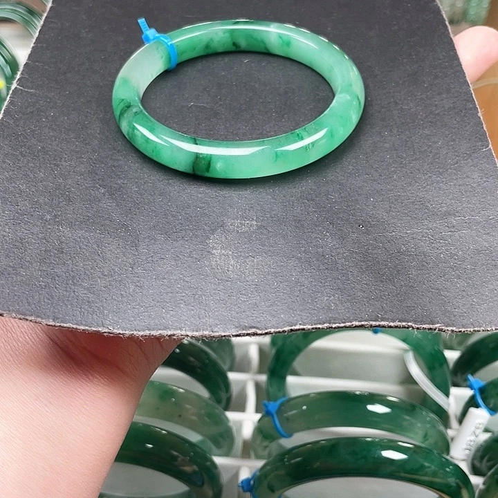 未镶嵌手镯石英质玉