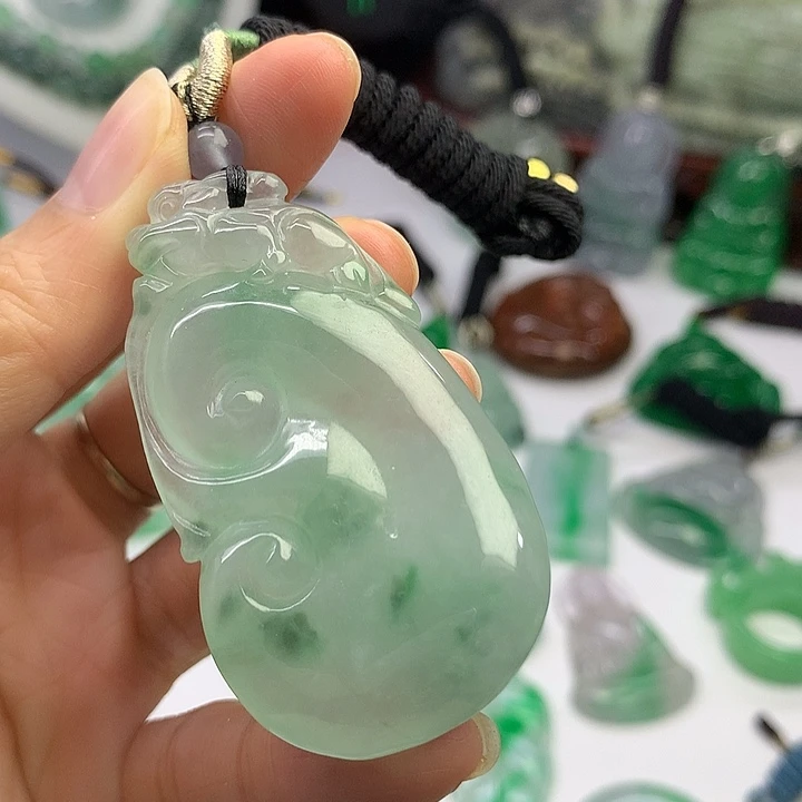 翡翠未镶嵌吊坠(赠链)