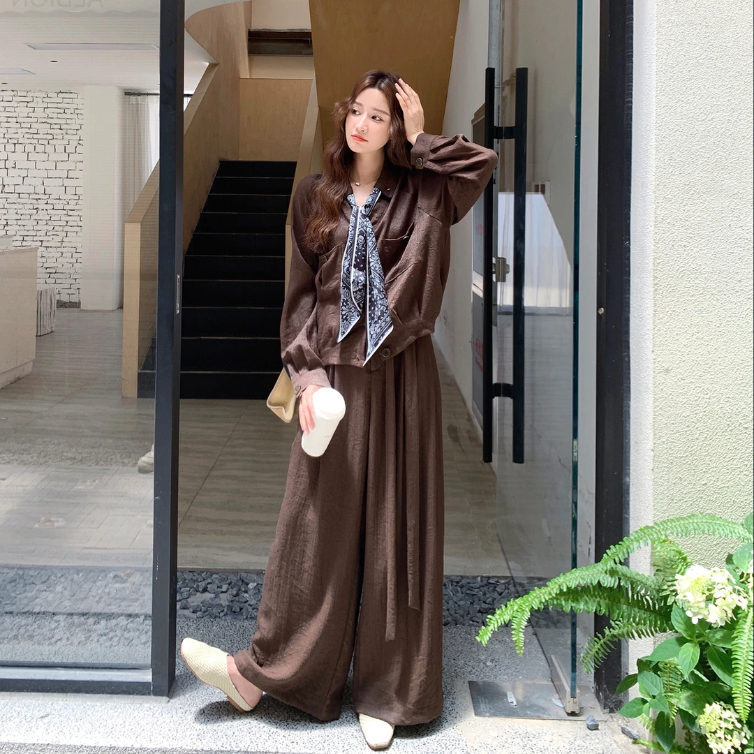 咖色韩系松弛感早秋穿搭女2025新款老钱风丝巾衬衫上衣阔腿裤套装