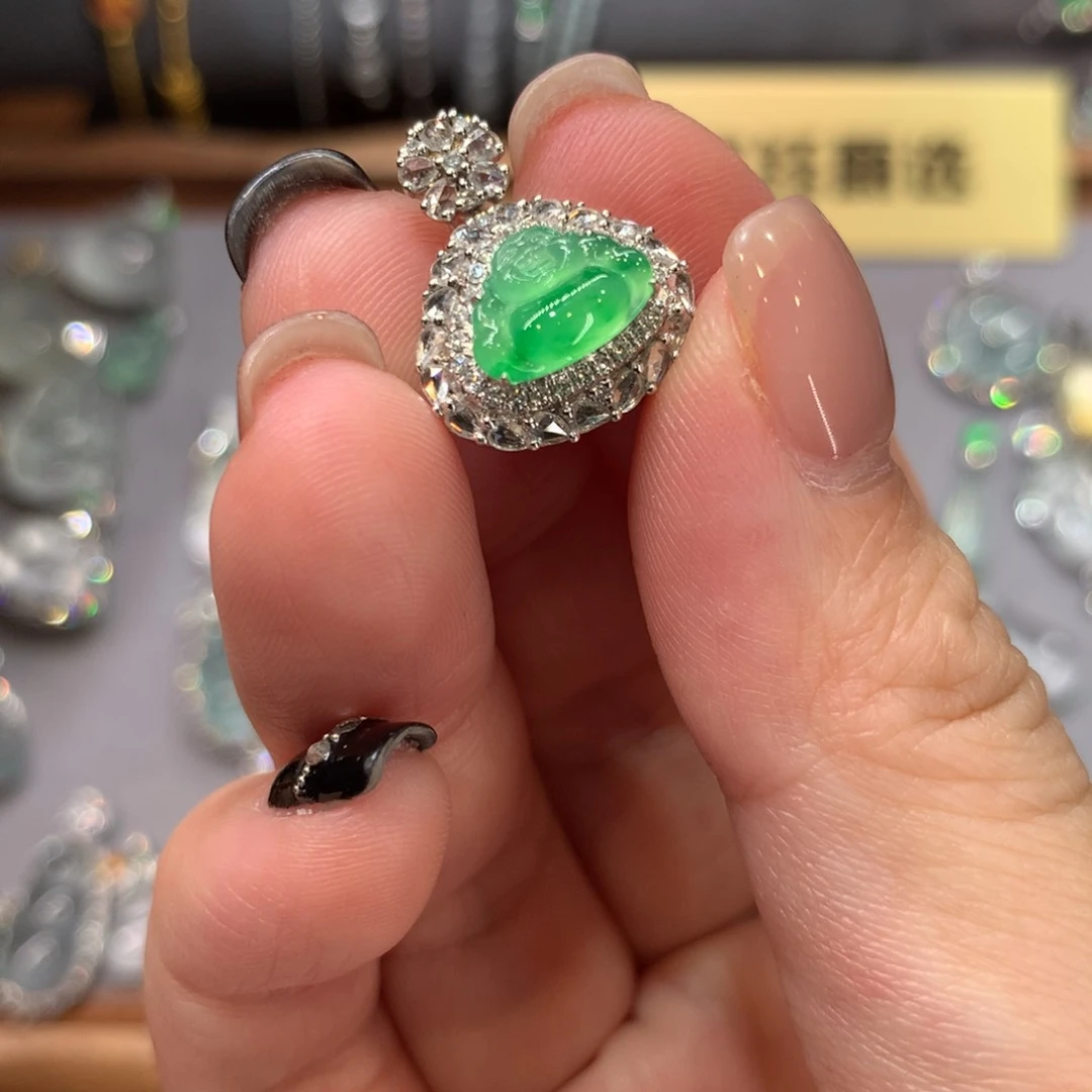 翡翠颈饰18K金镶嵌吊坠