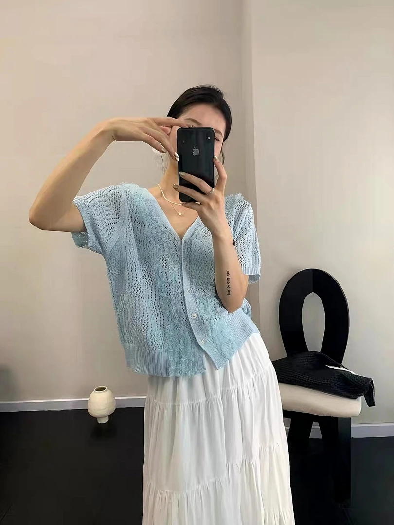 2025夏季新时尚V领蕾丝拼接镂空短袖针织开衫女气质显瘦百搭上衣