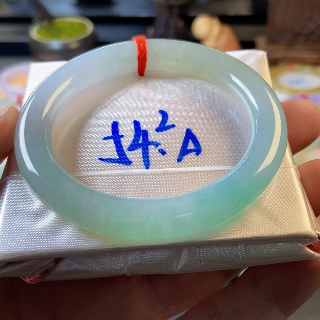 翡翠未镶嵌手镯37、种水圆条