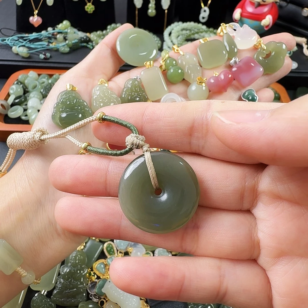 鲁***师和田玉未镶嵌颈饰