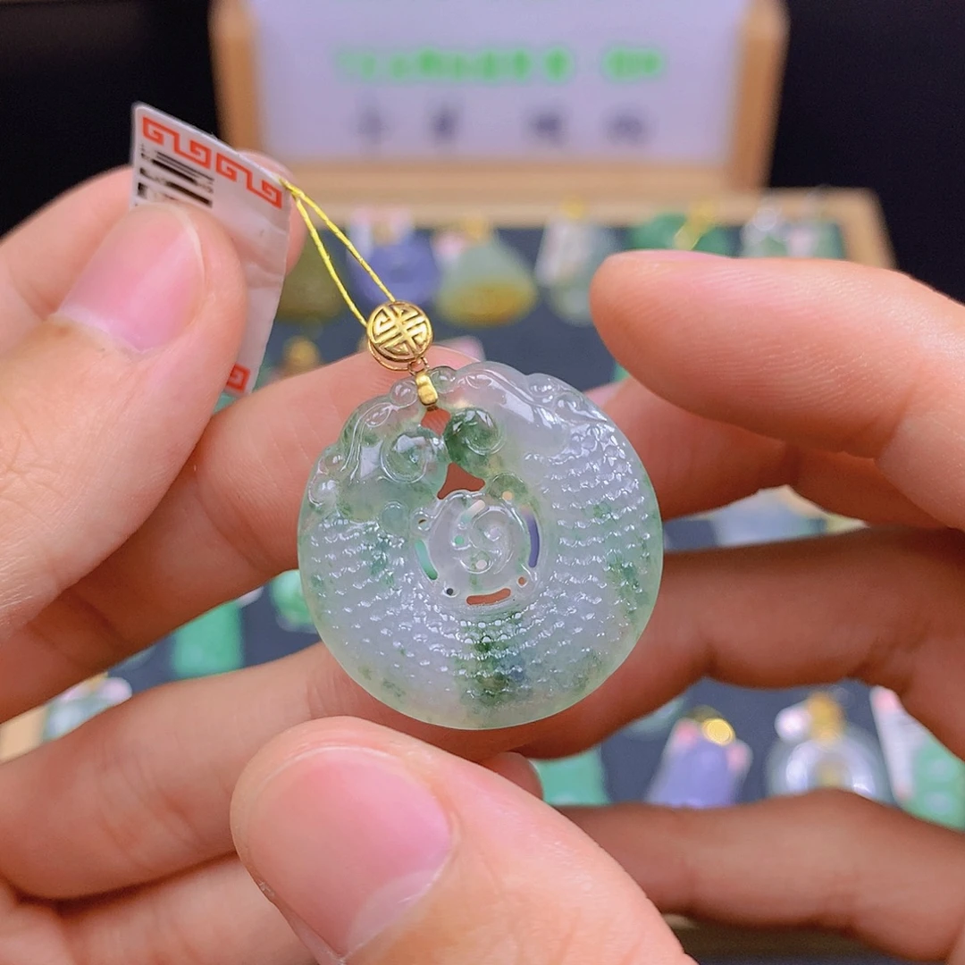 翡翠18K金镶嵌颈饰翡翠
