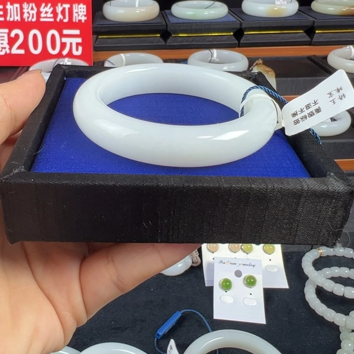 我***子和田玉手镯未镶嵌