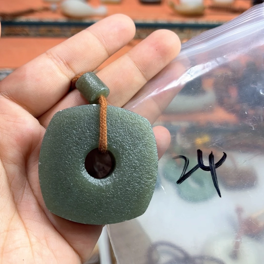 和田玉未镶嵌颈饰火*