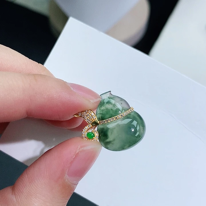 翡翠18K金镶嵌颈饰葫芦