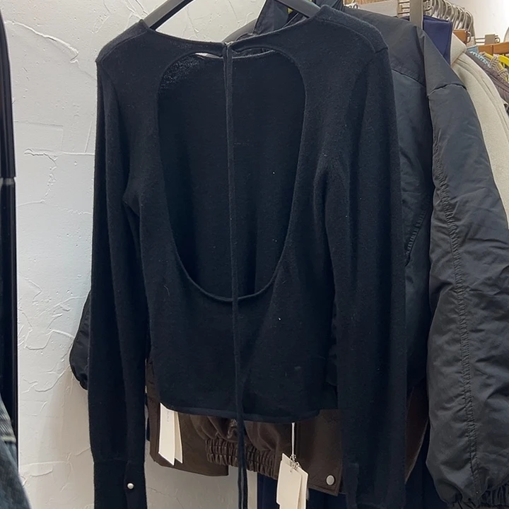 今天新款 后面露背黑色针织衫