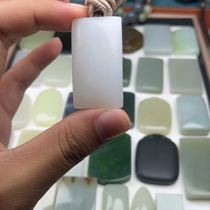和田玉（糖玉）未镶嵌颈饰