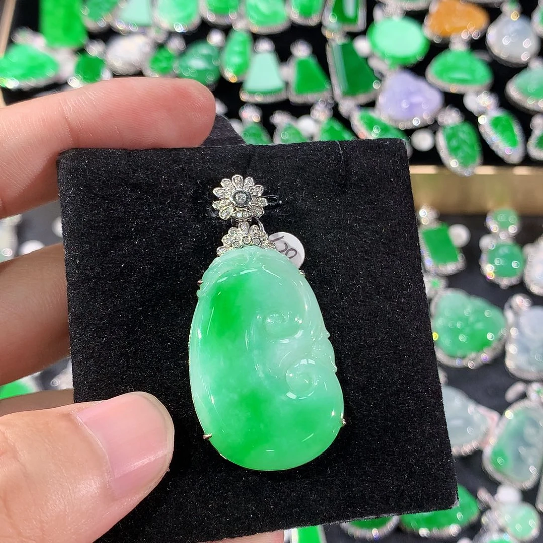 翡翠18K金镶嵌颈饰