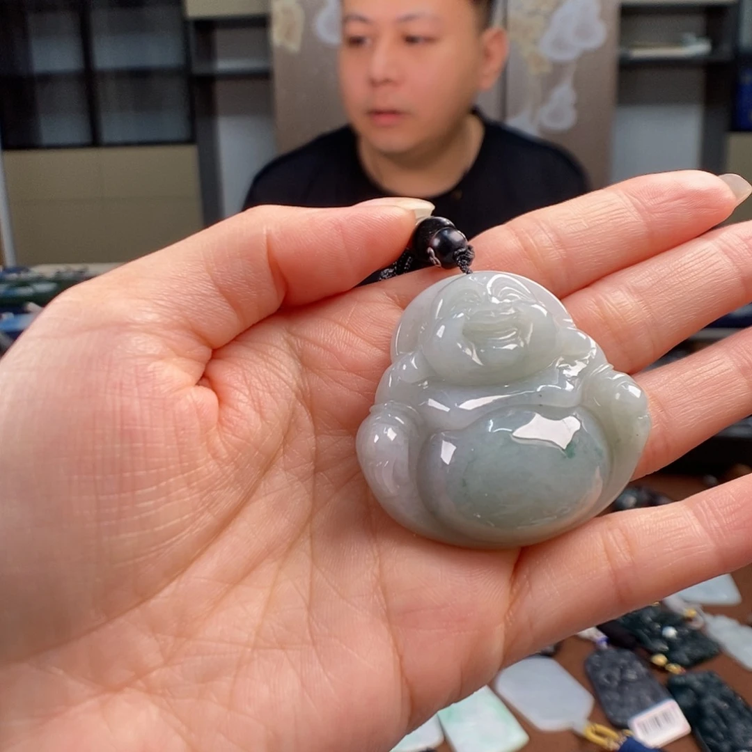 颈饰未镶嵌翡翠?**。一