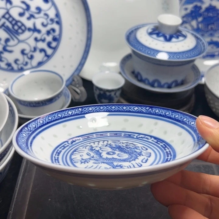 碗青花玲珑的，味碟，味碟