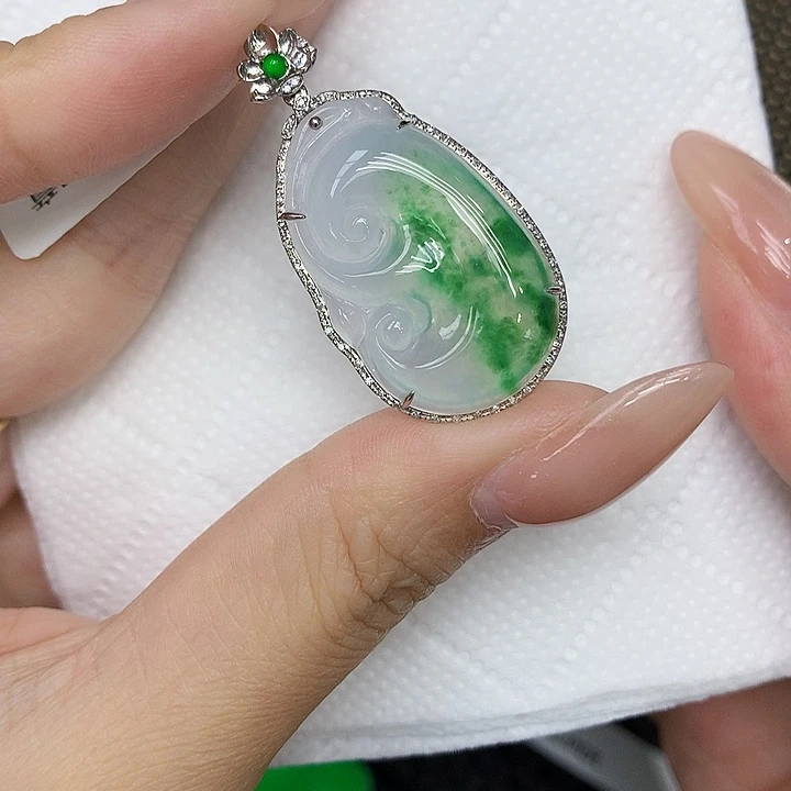 颈饰18K金镶嵌翡翠