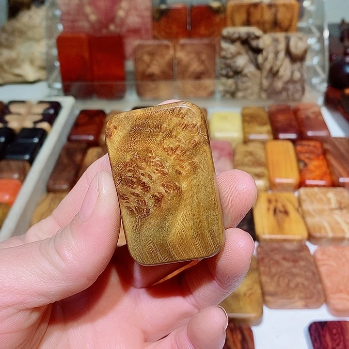 斯***撒香榧木木质哈把玩件5558