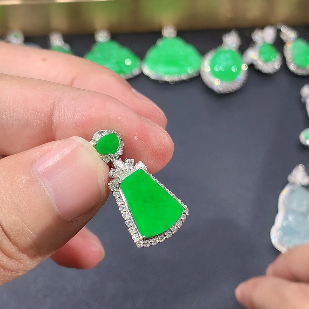 翡翠18K金镶嵌颈饰