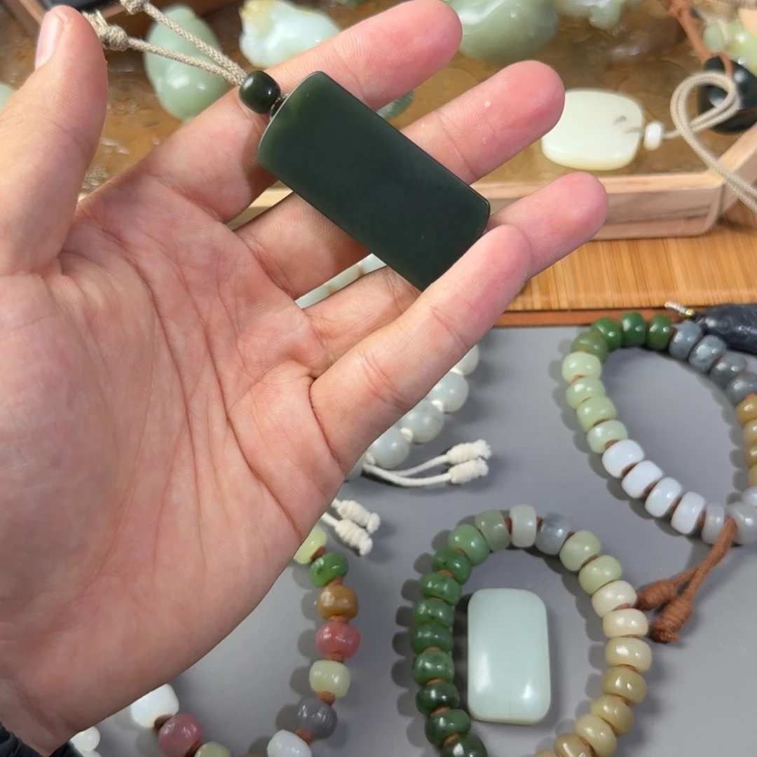 肴***帅和田玉（糖玉）未镶嵌颈饰